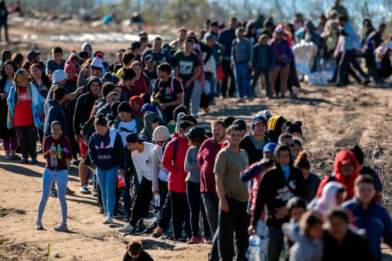 231219165437-01-texas-migrants-1218