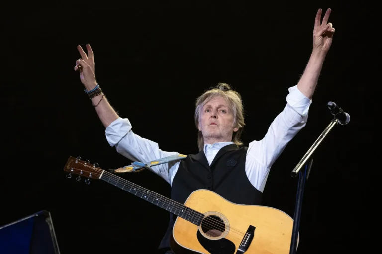 Paul-McCartney-Plays-Now-and-Then.jpg