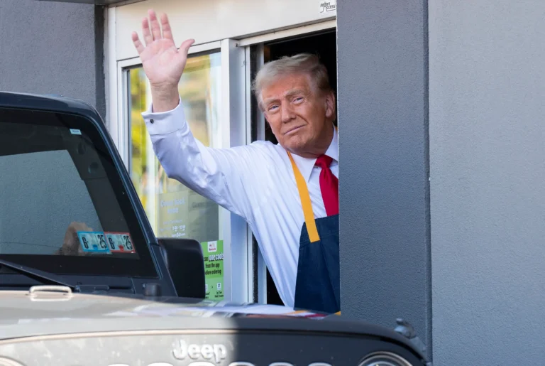 75767136007-trump-at-mcdonalds-dh-001