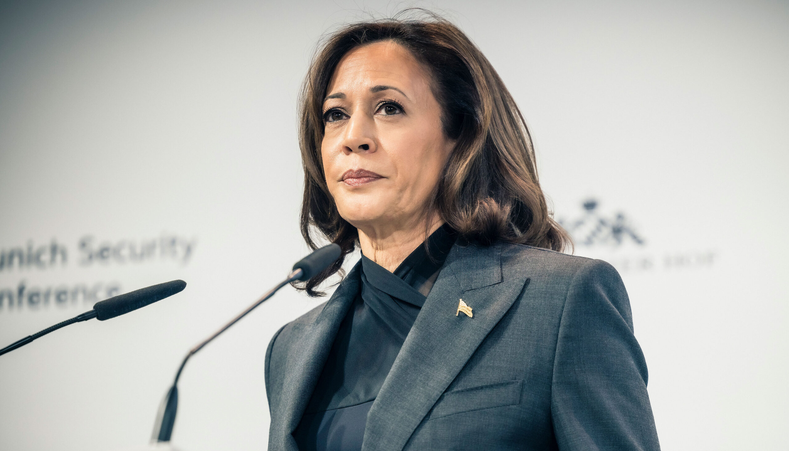 Kamala Harris Vacations in Hawaii After Election Defeat, Raising Questions About Her Current Role and Party Direction